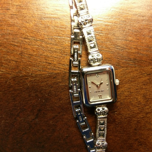 1980s Vintage Diamond Japan QM Watch main image 4